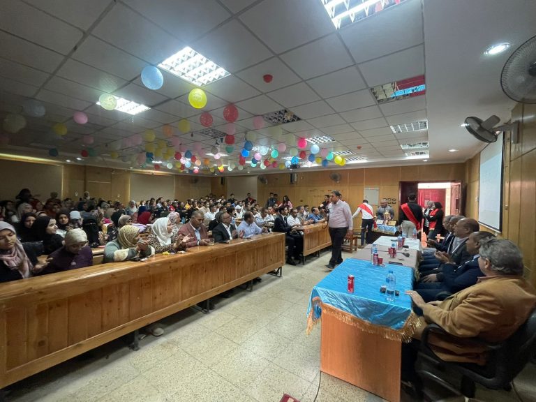 كلية الآثار بسوهاج تحتفل باستقبال الطلاب الجدد والقدامى وتكرم أوائل الأقسام*