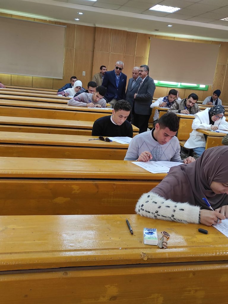 اليوم خلال متابعة سعادة الأستاذ الدكتور/ عبد الناصر ياسين سير أعمال الأمتحانات بالكلية
