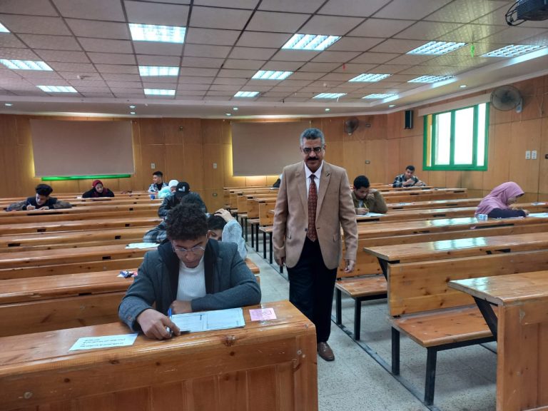 تفقد الاستاذ الدكتور/ فهيم فتحى حجازى وكيل كلية الآثار لشئون التعليم والطلاب جامعة سوهاج لأعمال الأمتحانات بالكلية.