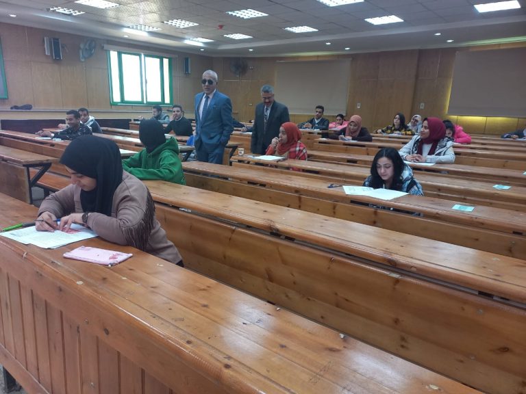 تفقد سعادة الأستاذ الدكتور/ عبد الناصر ياسين سير أعمال الأمتحانات بالكلية