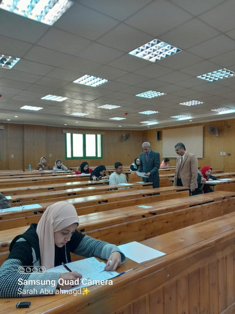 متابعة سعادة الأستاذ الدكتور/ عبد الناصر ياسين سير أعمال الأمتحانات بالكلية
