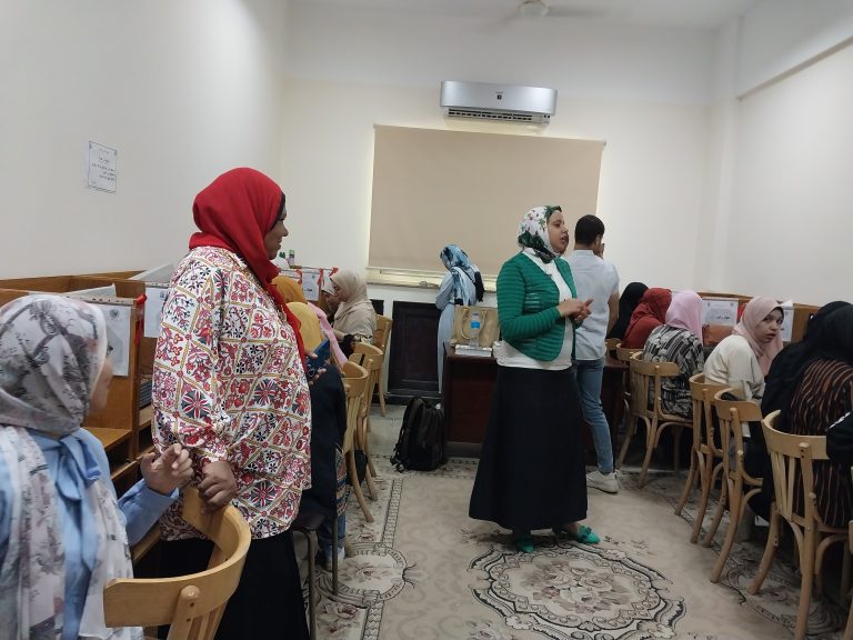 زيارة طلاب كلية آداب قسم مكتبات الفرقة الرابعة لكلية الآثار لعمل دراسة ميدانية لتطوير مكتبة كلية الآثار