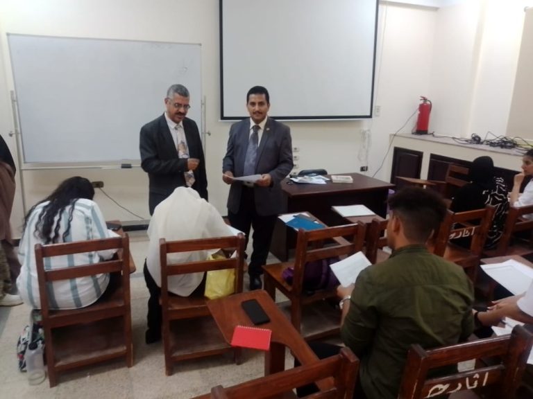 ورشة عمل لتدريب وتعليم طلاب الفرقة الثانية كيفية تفريغ الكتابات والنقوش الاثرية