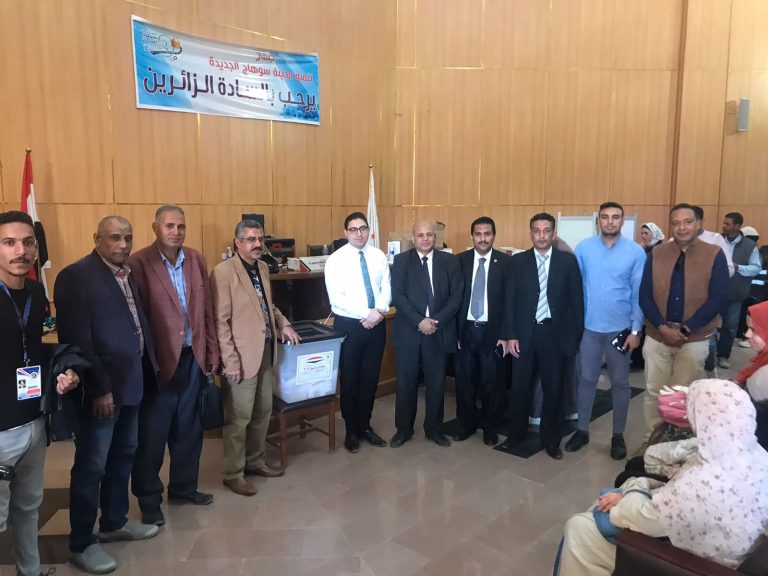 طلاب كلية الآثار  للتصويت بلجنة الوافدين بالكوامل الجديدة لليوم الثانى من الانتخابات الرئاسية٢٠٢٤م .