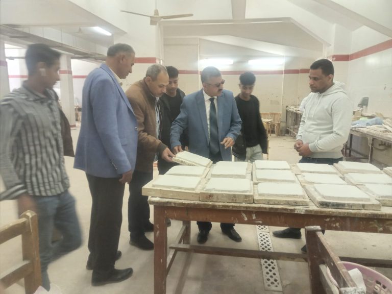 تفقد الاستاذ الدكتور/ فهيم فتحى حجازى عميد كلية الآثار لأعمال الأمتحانات العملية لقسم الترميم.