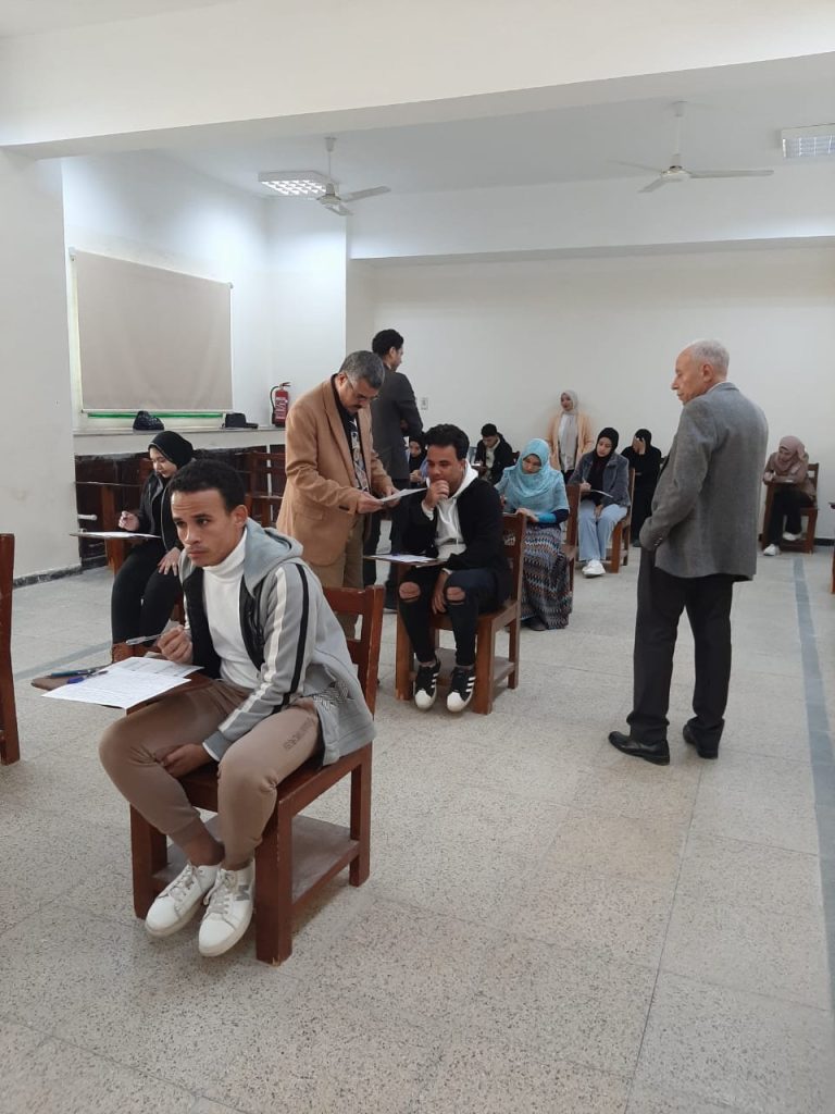 عميد الكلية  يتفقد سير الإمتحانات بالكلية في يومها الاول