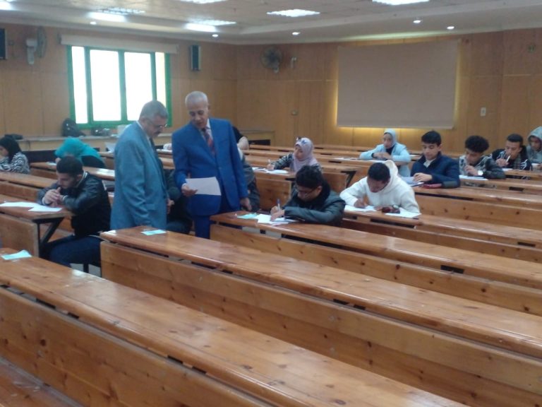 عميد الكلية يستقبل نائب رئيس الجامعة لشئون التعليم والطلاب عقب تفقده لجان الامتحانات .