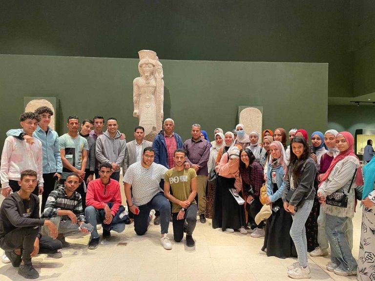 زيارة (الفرقة الأولى) بكلية الآثار لمتحف سوهاج القومى..