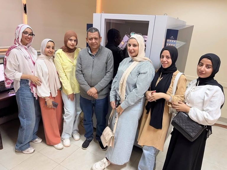 زيارة وحدة الميكوسكوب الإلكتروني ووحدة الأشعة السينية بكلية العلوم وذلك ضمن الاطار العملي لمقرر علاج التابستري والسجاد الأثري وصيانته