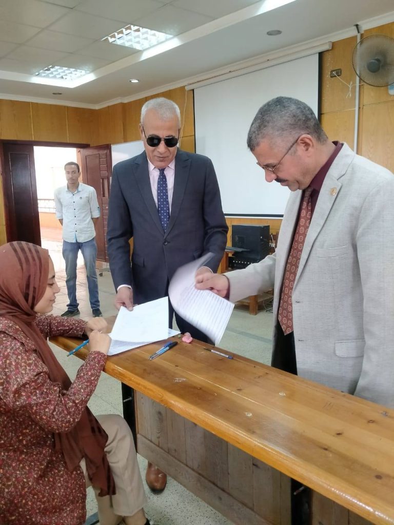تفقد معالي نائب رئيس الجامعة لشئون التعليم والطلاب أ.د. عبد الناصر يس سير الامتحانات بحضور معالي العميد أ.د. فهيم حجازي.