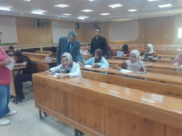 قامت الكلية مسابقة الطالب والطالبة المثالية على مستوى الكلية، وذلك في إطار حرص الكلية على دعم التميز والريادة بين طلابها، وتشجيعهم على الجمع بين التفوق العلمي، والنشاط الثقافي، والمشاركة الإيجابية في خدمة المجتمع الجامعي.