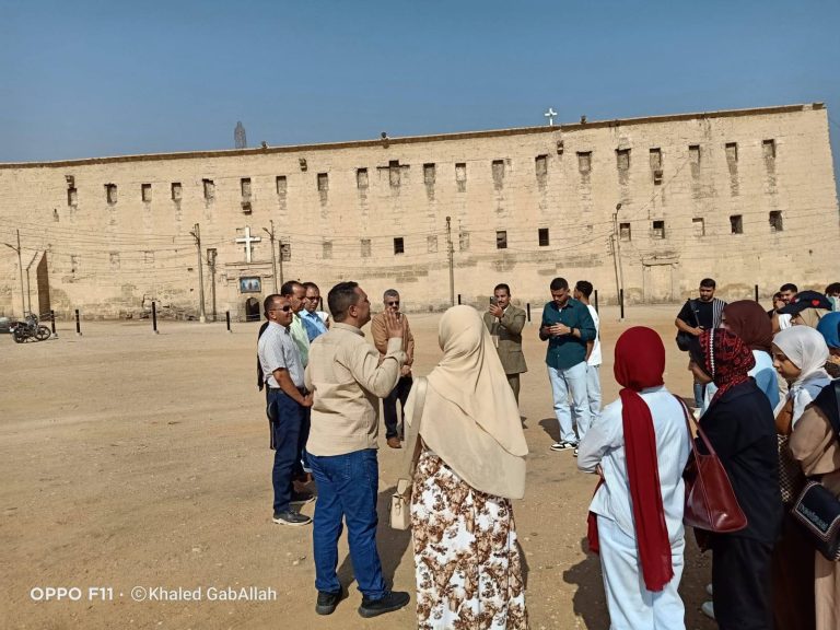 نظّمت الكلية زيارة علمية ميدانية إلى الديرين الأبيض والأحمر بمحافظة سوهاج
