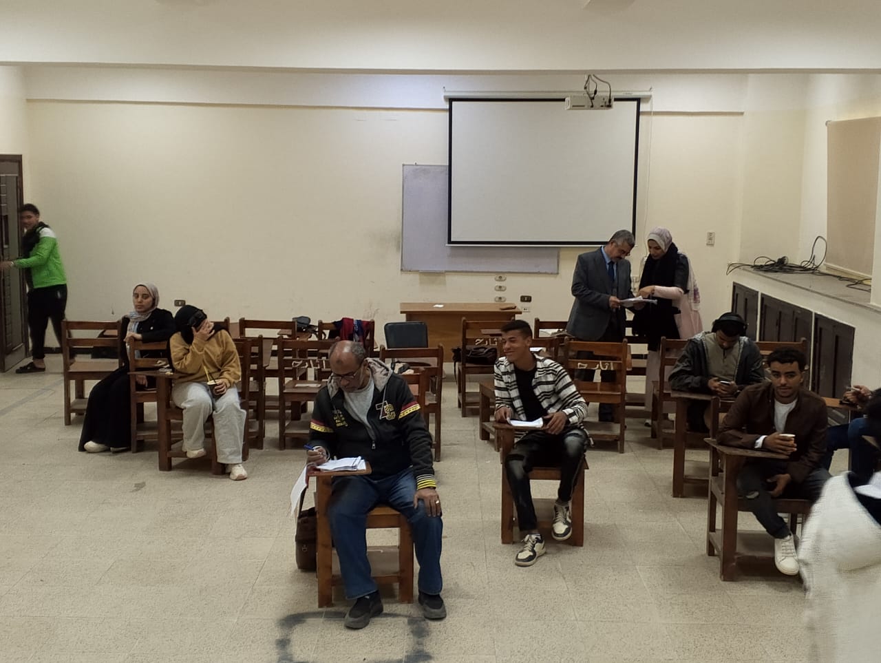 متابعة نشاط المسرح الطلابي استعدادًا للمشاركة في مسرح الجامعة.