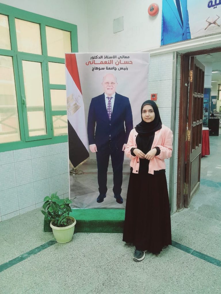 تقدم معالي عميد الكلية أ.د. فهيم حجازي وأسرة الكلية بخالص التهاني إلى الطالبة/ مريم حسن محمد الفرقة الأولى – قسم الآثار الإسلامية لحصولها على المركز الثاني على مستوى المدن الجامعية في مسابقة الطالب المثالي