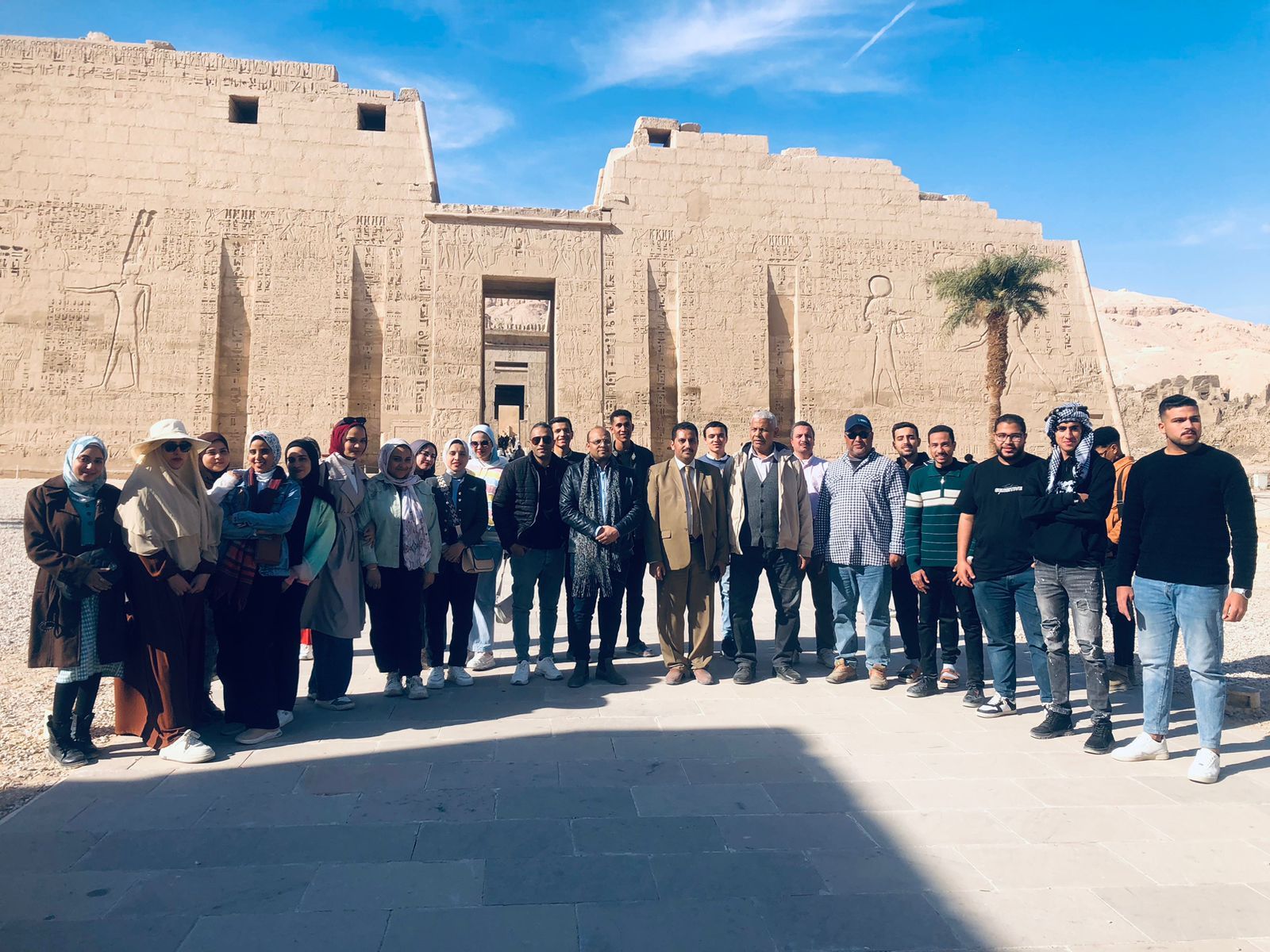 قام قسم الآثار المصرية بتنظيم زيارة ميدانية علمية لمعالم آثار مدينة الأقصر، وذلك في إطار تدريب طلاب القسم