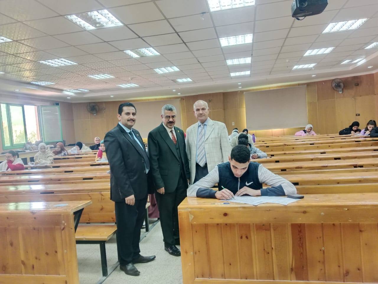 استمرار متابعة أعمال امتحانات الفصل الدراسي الأول بكلية الآثار