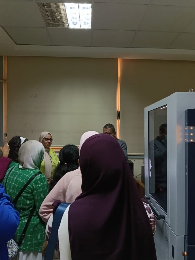 زيارة علمية لطلاب قسم ترميم الآثار إلى معمل الأشعة السينية بكلية العلوم