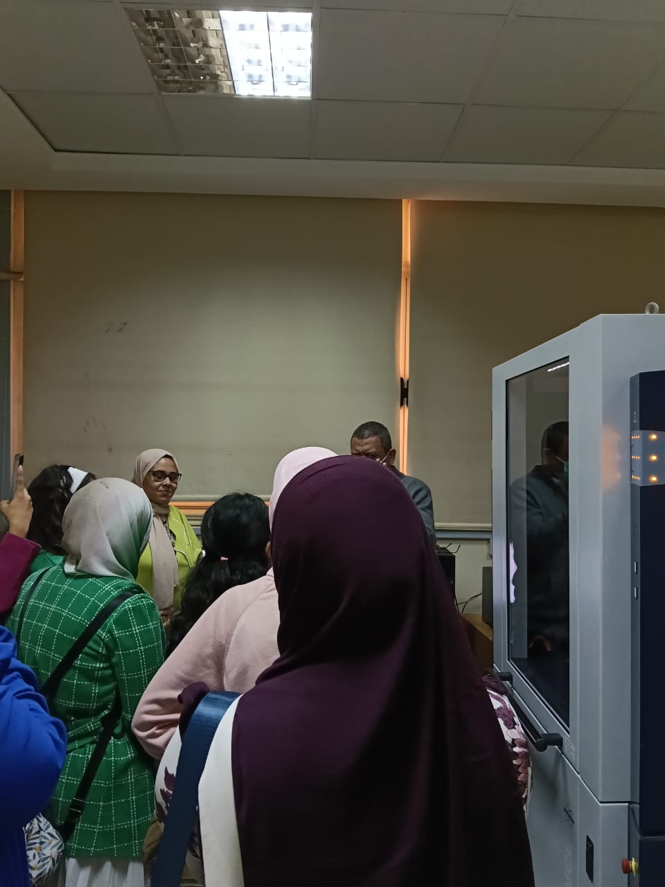 زيارة علمية لطلاب قسم ترميم الآثار إلى معمل الأشعة السينية بكلية العلوم