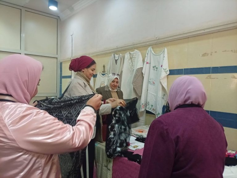 جانب من زيارة لجنة قطاع التمريض لمركز الحرف اليدوية والصناعات البيئية التابع لكلية الآثار