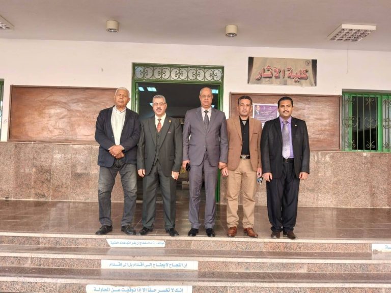 قام الأستاذ الدكتور / حسين طه، نائب رئيس الجامعة لشؤون التعليم والطلاب، بزيارة كلية الآثار لتفقد سير امتحانات الفصل الدراسي، والاطمئنان على انتظام العملية الامتحانية وتوفير المناخ الملائم للطلاب داخل اللجان.