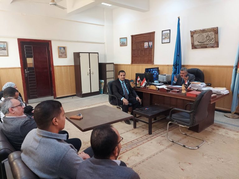 سيادة عميد الكلية أ.د. فهيم حجازي يعقد اجتماعًا لمتابعة سير أعمال تسجيل طلاب المستويات الثلاثة بالكلية.